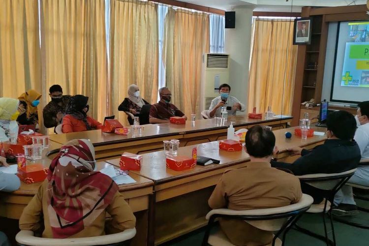 Rektor Unsika Sri Mulyani bersama Para Wakil Rektor dan Dekan Fakultas Ilmu Kesehatan, Pelaksana tugas (Plt) Direktur RSUD Karawang Fitra Hergyana dan Direksi RSUD Karawang telah bertemu Wakil Dekan FK Unpad Herry Herman pada Jumat (13/8/2021) kemarin. Mereka membahas rencana pembentukan Fakultas Kedokteran Unsika.