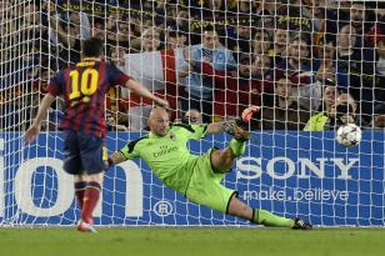 Bintang Barcelona, Lionel Messi, mencetak gol lewat titik putih saat melawan AC Milan dalam matchday keempat penyisihan Grup H Liga Champions, Rabu (6/11/2013). 