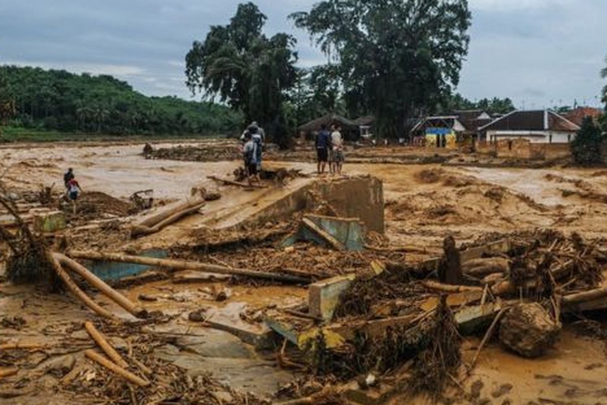 Sejumlah bangunan rusak akibat diterjang banjir bandang di Desa Sajira, Lebak, Banten, Rabu (01/01). Meluapnya Sungai Ciberang mengakibatkan sejumlah jembatan dan rumah rusak diterjang banjir. 