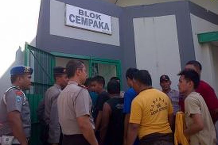 Sejumlah tahanan narkoba (baju kuning) memasuki blok cempaka di Rutan Klas 11 A Kendari, usai menjalani tes urine oleh BNN setempat