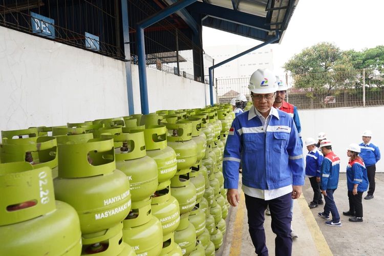 Menteri Perdagangan (Mendag) Zulkifli Hasan alias Zulhas mengevaluasi pengawasan Pertamina terhadap takaran gas elpiji 3 kilogram di SPBE Kota Cimahi, Jawa Barat, Sabtu (1/6/2024).