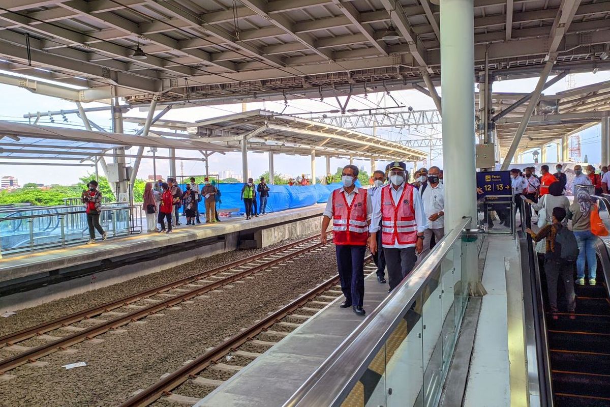 Menteri Perhubungan Budi Karya Sumadi meninjau bangunan baru Stasiun Manggarai, Minggu (26/9/2021).