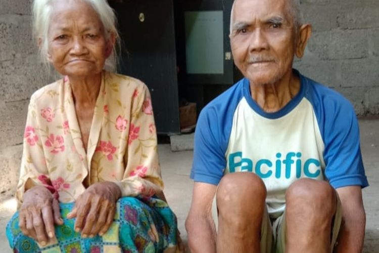 Gusti Ayu Made Suini (79) bersama suami