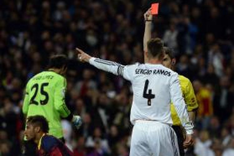 Bek Real Madrid, Sergio Ramos, menerima kartu merah pada pertandingan Primera Division La Liga melawan Barcelona, di Santiago Bernabeu, Minggu (23/3/2014).