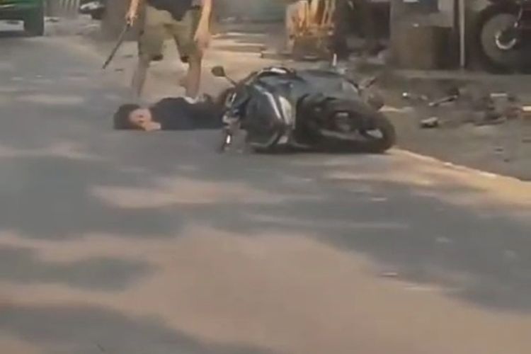 Aksi pengeroyokan dengan senjata tajam terekam kamera gawai seorang pengendara yang melintas bmdi Jalan Laswi, Kelurahan Manggahang, Kecamatan Baleendah, Kabupaten Bandung, Jawab Barat, Jumat (21/6/2024)