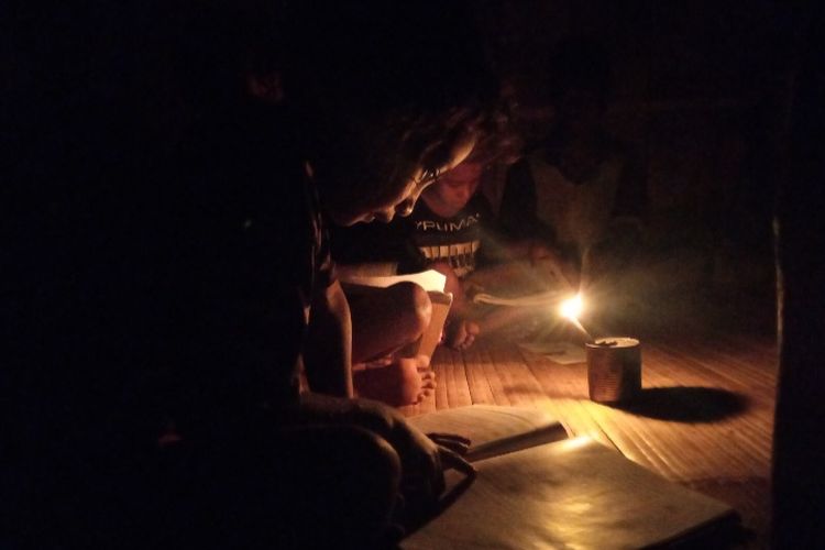 Foto: Anak-anak di Kampung Kepiketik, Dusun Pigang, Desa Mahekelan, Kecamatan Waigete, Kabupaten Sikka hanya mengandalkan lampu minyak tanah untuk bisa belajar pada malam hari.