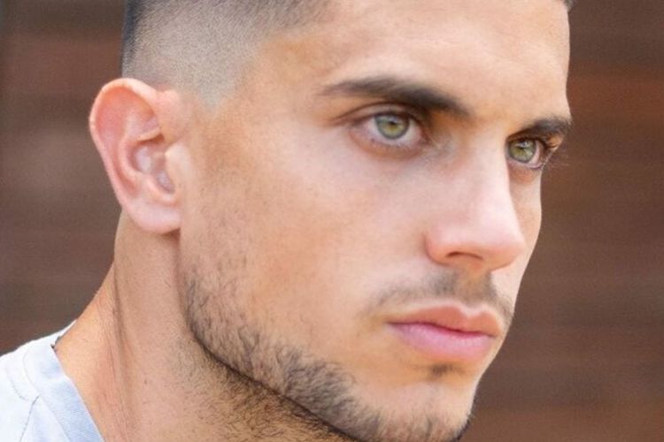 Model rambut pria buzz cut sangatlah sederhana dan populer di kalangan pria karena perawatannya yang rendah dan cocok untuk berbagai kesempatan.