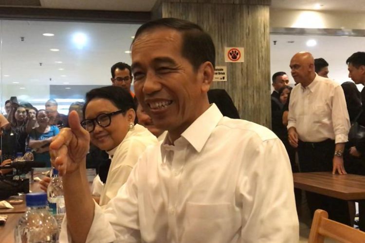 Presiden Joko Widodo saat santap sore di restoran milik WNI, Bebek Pak Ndut di Lucky Plaza, Singapura, Selasa (13/11/2018).