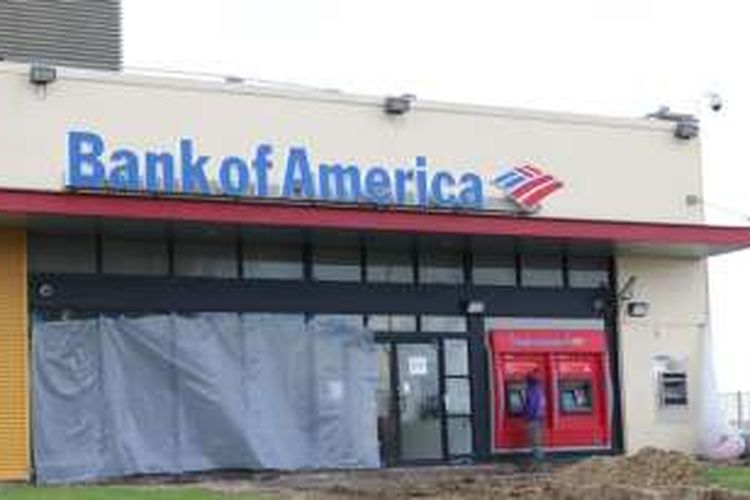 Foto ilustrasi: pintu Bank of America yang dirusak perampok.