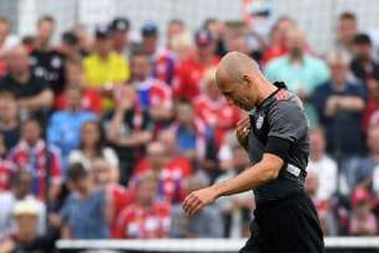 Arjen Robben meninggalkan lapangan karena cedera saat Bayern beruji coba pramusim pada 16 Juli 2016. 