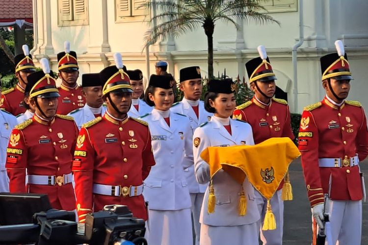 Tim Indonesia jaya bersiap melaksanakan tugas oada Upacara Penurunan Bendera Merah Putih di Istana Merdeka, Jakarta, Kamis (17/8/2023)