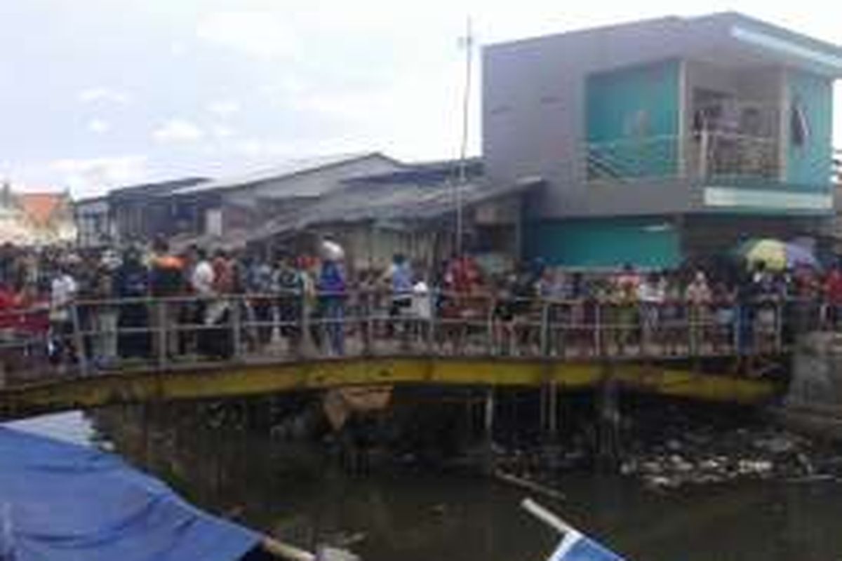 Jembatan penghubung antra Pasar Ikan dan Kampung Luar Batang