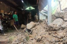 Rumah Lansia Pembuat Gula Kelapa Diterjang Longsor Tebing Batu di Tengah Hujan Deras