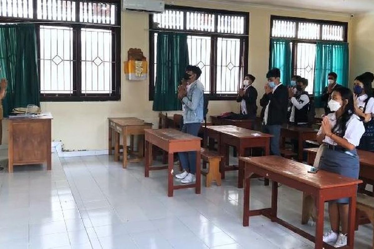 Pelaksanaan PTM 100 Persen di SMA Negeri 1 Denpasar. 