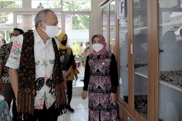 Sekretaris Daerah (Sekda) Jawa Barat (Jabar) Setiawan Wangsaatmaja saat mengunjungi sekaligus menutup Bazar Ramadhan Difabel Dinas Sosial (Dinsos) Jabar di Panti Sosial Rehabilitasi Penyandang Disabilitas (PSRPD), Cimahi, Jumat (15/4/2022).
