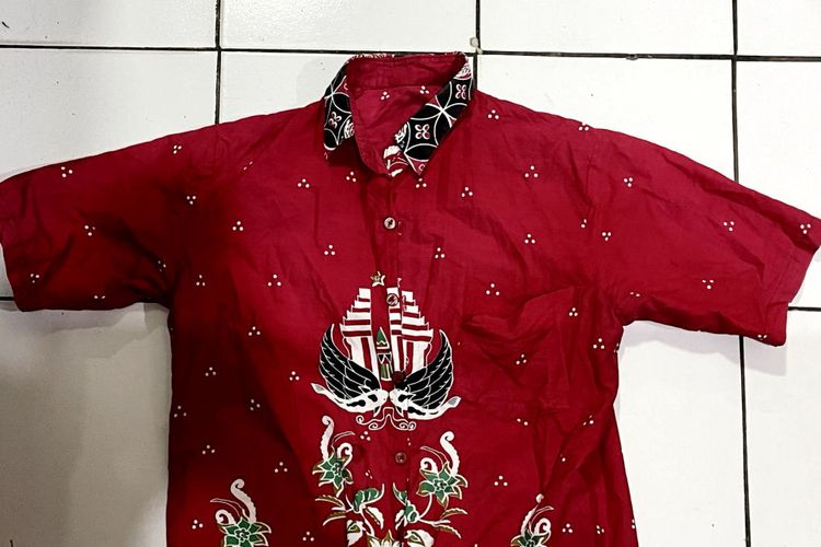 Kemeja batik merah seragam ASN Pemerintah Kota Blitar yang menjadi salah satu barang bukti dalam kasus pencurian perhiasan emas senilai Rp 65.000.000, Selasa (9/12/2025).