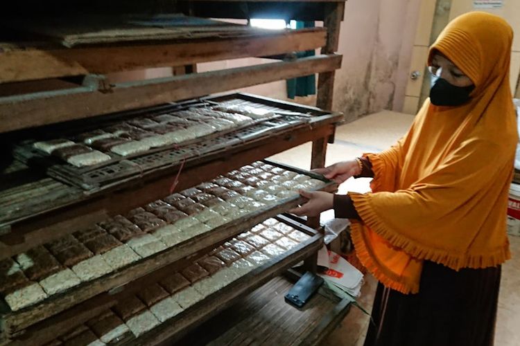 Dewi Aminah tetap melanjutkan untuk memproduksi tempe, kendati harga kedelai terus meningkat tajam dalam beberapa waktu terakhir, Senin (21/2/2022).