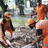 Antisipasi Banjir, Puluhan Petugas PPSU Bersihkan Empat Saluran Air di Pademangan 