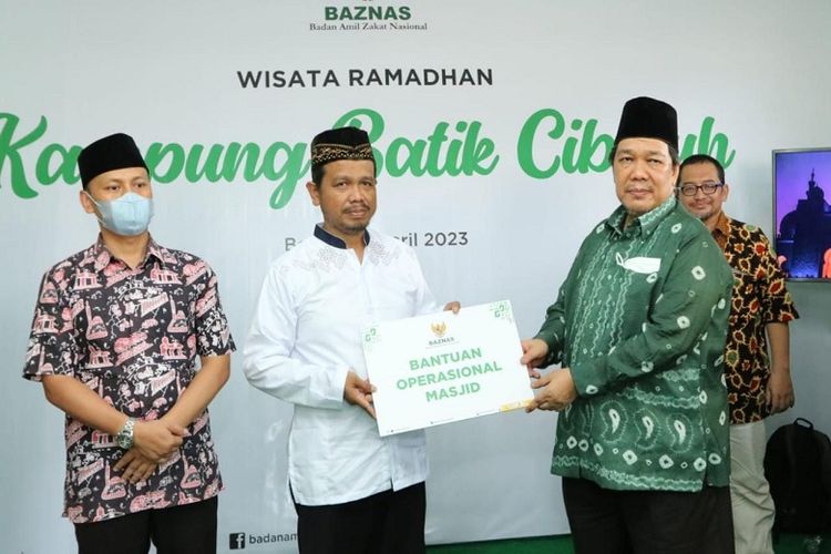 Baznas memberikan bantuan dana operasional untuk Masjid Jami Mardhotillah dan Masjid Al-Muttaqin di Kota Bogor, Jawa Barat. 