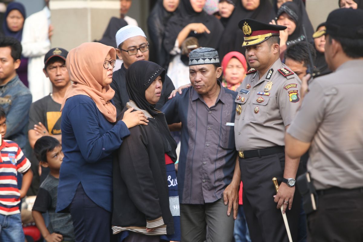 Suasana kesedihan keluarga korban Setiawan, Riska (kaka)(dari kiri ke kanan), Hafifah (Ibu), Gunawan(Ayah) ditemani Kapolres Tangerang Selatan AKBP Fadli Widiyanto usai  melakukan upacara penyerahan jenazah almarhum Briptu Ridho Setiawan, di Rumah Duka Kelurahan Bojong Nangka Kecamatan Kelapa Dua, Tangerang, Kamis (25/5/2017). Ridho merupakan salah satu korban bom di Kampung Melayu Jakarta Timur tadi malam, proses pemakamannya akan dilaksanakan di Lampung tempat kelahirannya.