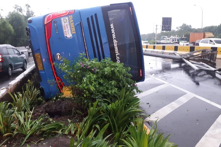 Sebuah bus Damri tujuan Bandara Soekarno Hatta dengan pelat nomor B 7509 PD mengalami kecelakaan di ruas tol KM 21 arah bandara, Kamis (23/1/2020) pukul 05.45. 