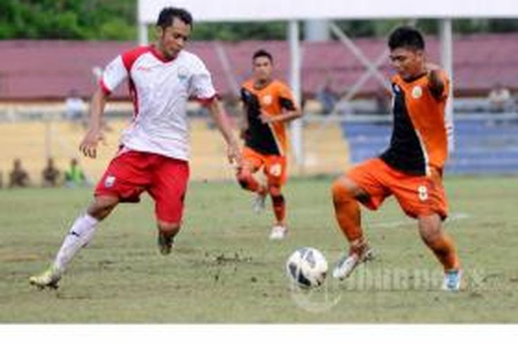 Hendra Sandi Gunawan (kanan), ketika masih bermain untuk Persiraja Banda Aceh. Dia sedang berebut bola dengan pemain Perseman Manokwari, Erik Setiawan dalam pertandingan lanjutan Indonesia Indonesia Premier League.