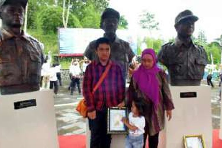 Istri dan anak almarhum Ariatno Prasetyo saat peresmian lima Patung Anggota Tagana yang meninggal dalam menjalankan tugas saat Erupsi Merapi 2010