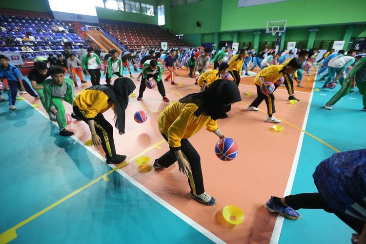 Sebanyak 450 guru dan pelatih olahraga dari sekolah Madrasah yang berada di bawah naungan Kementerian Agama Republik Indonesia berpartisipasi dalam workshop Jr NBA Coaches Academy 2022 di GOR Bulungan Jakarta pada Selasa (31/5/2022). Acara ini dipimpin coach Jr NBA Carlos Barroca dan Natalia Andrei Dos Santos.