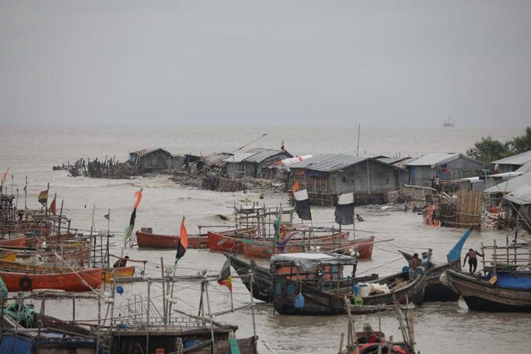 Topan Sitrang Hantam Bangladesh, Jutaan Orang Dievakuasi, 9 Tewas