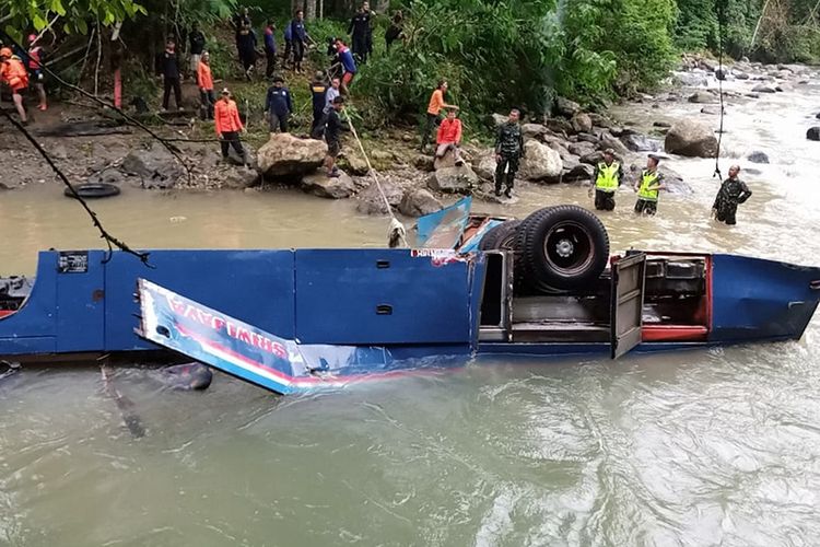 Petugas gabungan dari SAR Pagaralam, TNI, Polri, BPBD dan Tagana melakukan evakuasi Bus Sriwijaya rute Bengkulu - Palembang yang mengalami kecelakaan  di Liku Sungai Lematang, Prahu Dipo, Dempo Selatan, Kota Pagaralam, Sumatera Selatan, Rabu (25/12/2019). Hasil evakuasi dan pencarian korban pada hari kedua tercatat total jumlah korban meninggal sebanyak 35 orang dan korban selamat sebanyak 13 orang .