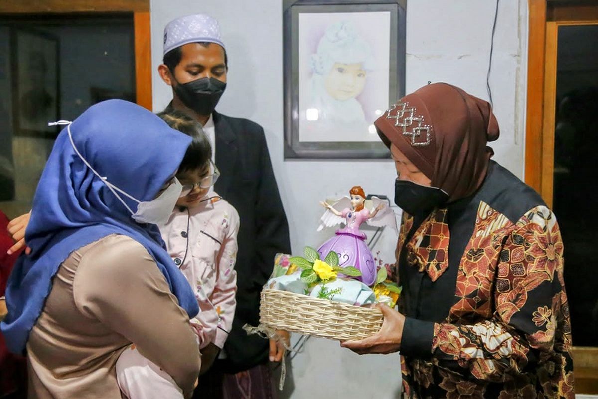 Menteri Sosial (Mensos) Tri Rismaharini memberikan bantuan kepada Devi dan Azqiya, dua balita yang mendapatkan bantuan untuk menjalani penyembuhan terhadap penyakit kelainan saraf yang dideritanya, Kamis (12/5/2022). 