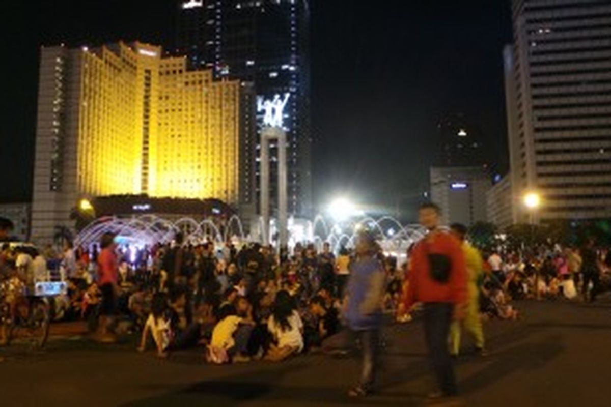 Kawasan Bundaran Hotel Indonesia di Jakarta menjadi area bersantai warga di malam HUT DKI Jakarta ke 486. Sabtu (22/6/2013).