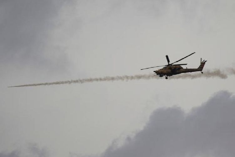 Sebuah helikopter Irak menembakkan satu rudal ke arah posisi militan ISIS dalam pertempuran di Mosul, Irak, pada 28 Maret. (Foto: Dokumentasi)