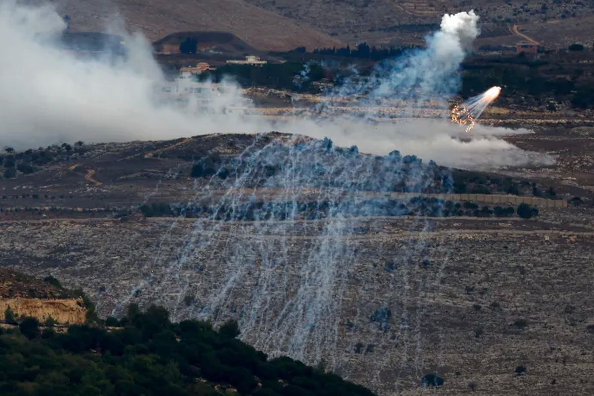 Fosfor putih yang ditembakkan Israel terlihat di perbatasan Israel-Lebanon, 12 November 2023.