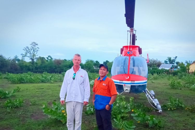 Helikopter yang dipiloti oleh seorang warga Australia, mendarat darurat di Kabupaten Kupang, Nusa Tenggara Timur (NTT), Jumat (14/12/2018)