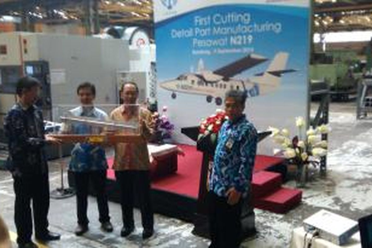 Kepala Lapan, Thomas Djamalludin (kiri) menerima potongam pertama pesawat perintis N219 dari Direktur PT. Dirgantara Indonesia, Budi Santoso, Senin (9/9/2014).