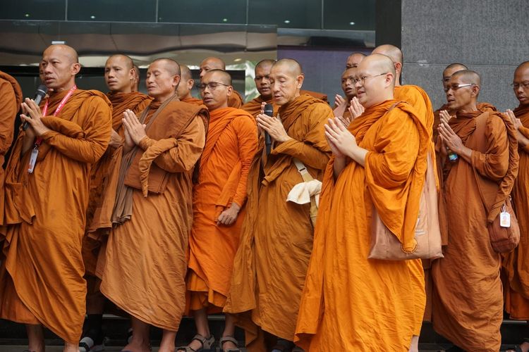 Sebanyak 32 biksu dari Thailand, Malaysia, dan Indonesia melakukan tapak tilas menuju Candi Borobudur jelang Perayaan Waisak 2567 BE, pada Minggu (4/6/2023).

Direktur Jenderal Bimbingan Masyarakat Buddha Supriyadi melepas keberangkatan para biksu yang melakukan ritual thudong, di kantor Kementerian Agama, Jalan MH Thamrin, Jakarta Pusat, Kamis (11/5/2023). 