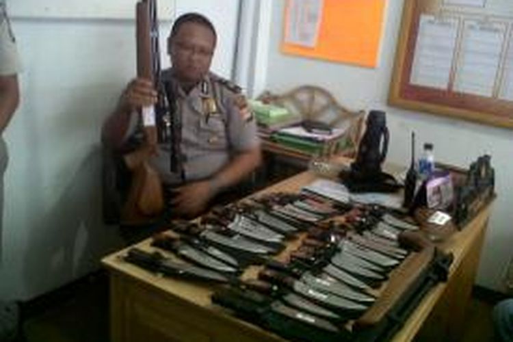 Polisi amankan 15 pucuk air soft gun, 30 sangkur dan dua pisau lipat dalam operasi mandiri hari ini. Operasi ini menyasar penjual senjata olahraga untuk mengantisipasi semakin maraknya kejahatan di Kota Gorontalo