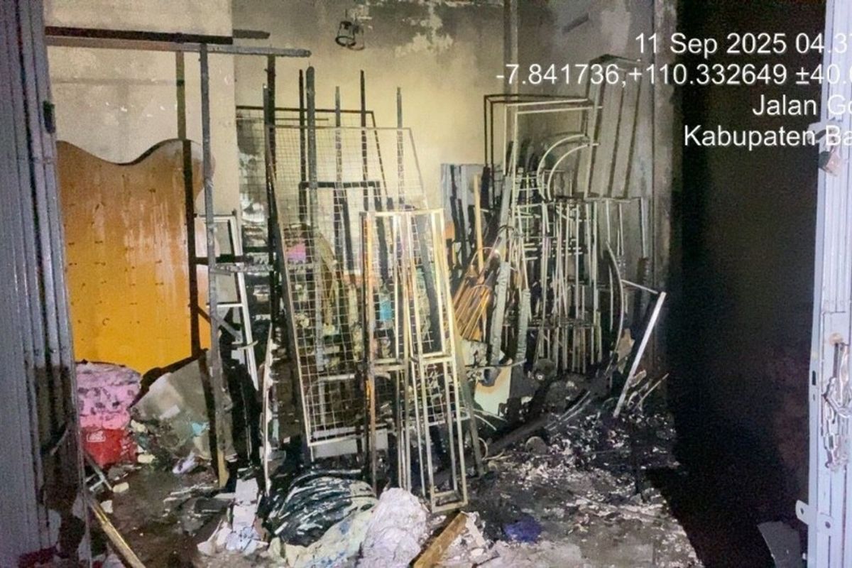 Kebakaran ruko gudang dekorasi di Kasihan, Bantul, Kamis (11/9/2025) dinihari.