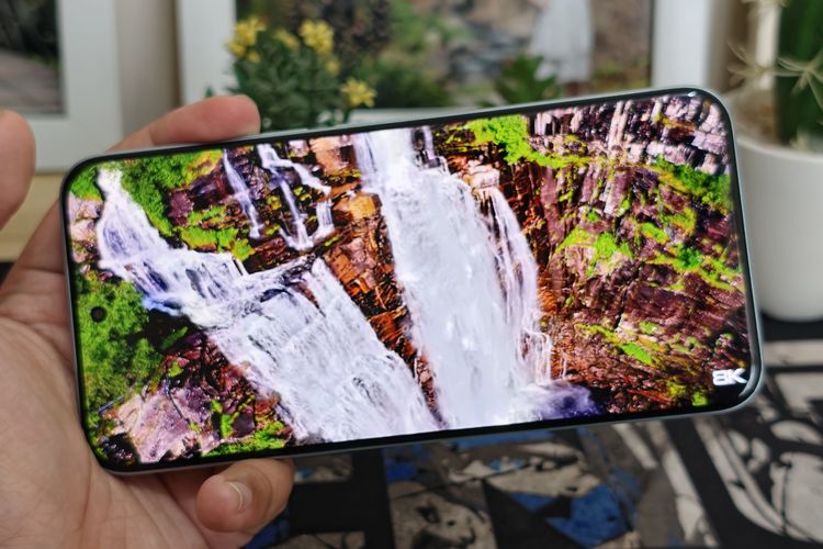 Tampilan layar Redmi Note 15 Pro Plus 5G yang dipakai untuk menonton video YouTube.