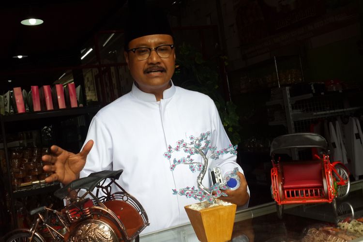 Calon Gubernur Jawa Timur Saifullah Yusuf atau Gus Ipul saat mengunjungi gerai UMKM di Jalan Cengger Ayam Kota Malang, Kamis (15/2/2018)