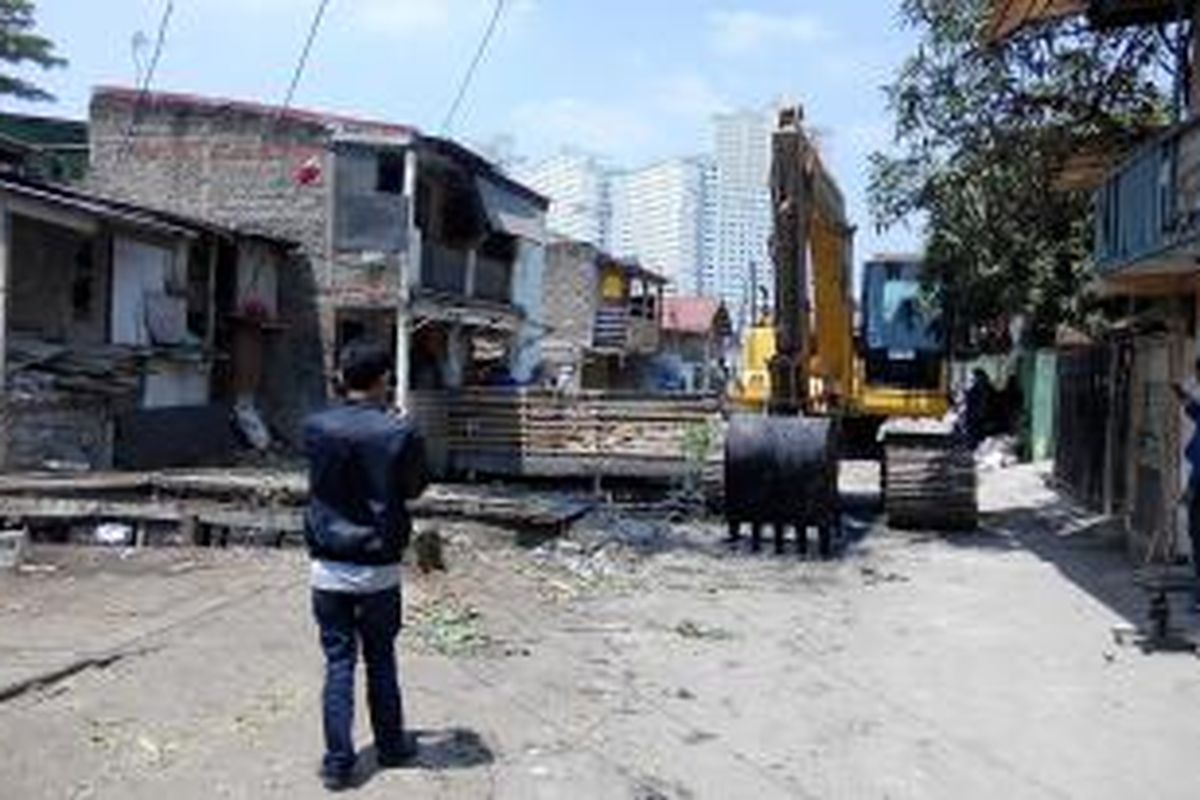 Sebuah alat berat jenis ekskavator dikerahkan dalam pengerukan Kali Cakung Lama di kawasan Sukapura, Jakarta Utara, Jumat (4/9/2015).