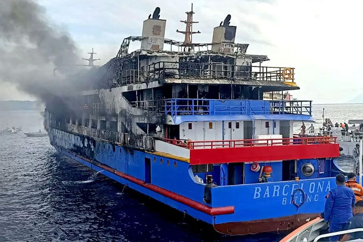 Petugas gabungan mendekati KM Barcelona 5 yang mengalami kebakaran di perairan Talise, Kabupaten Minahasa Utara, Sulawesi Utara, Minggu (20/7/2025). KM Barcelona 5 terbakar saat berlayar dengan mengangkut penumpang rute Manado-Tahuna, Manado-Talaud dan rute kepulauan lainnya. 