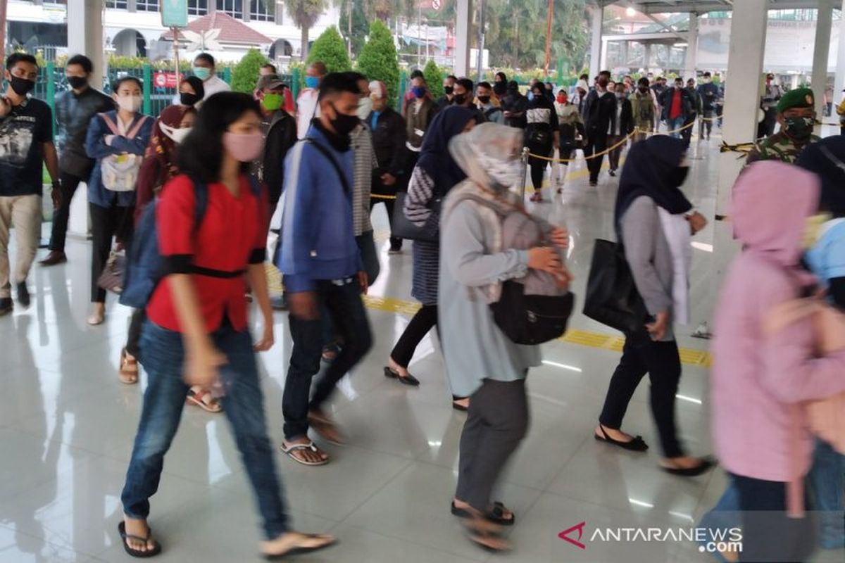 Antrean calon penumpang KRL di Stasiun Bogor, pada Senin (22/6/2020) pagi. 