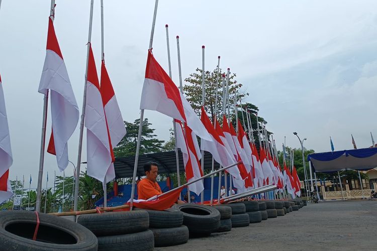 Panitia doa bersama peringatan 40 hari tragedi Kanjuruhan saat memasang bendera setengah tiang di area Stadion Kanjuruhan, Rabu (9/11/2022).