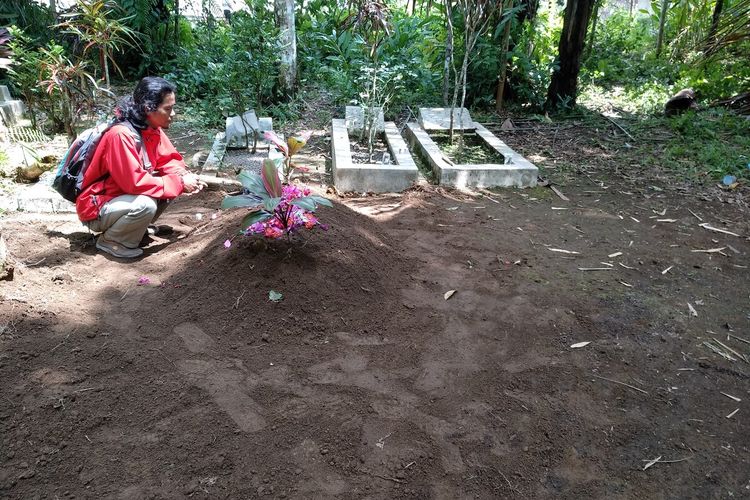 Situasi pemakaman Rizwan alias Atan (22) korban kedelapan tewas akibat miras oplosan dan orang tuanya di rumah duka Desa Cigadog, Kecamatan Leuwisari, Kabupaten Tasikmalaya, Jumat (24/1/2020).