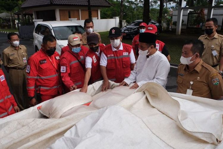 Wali Kota Magelang, Muchammad Nur Aziz melepas bantuan berupa 1 ton beras dari PMI Kota Magelang kepada warga terdampak erupsi Gunung Semeru di Kabupaten Lumajang, Jawa Timur, Senin (6/12/2021).