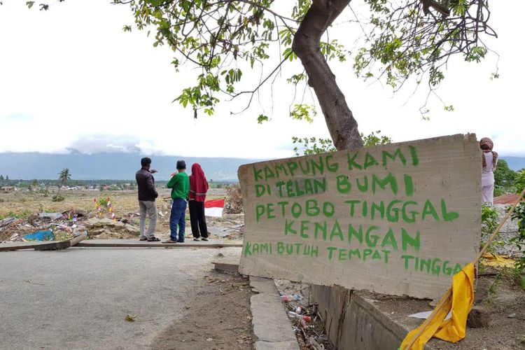 Suasana di eks kawasan permukiman di Petobo, Kota Palu, Sulawesi Tengah, Senin (12/11/2018). Di hamparan kosong ini, ratusan rumah pernah berdiri dan ribuan jiwa hidup di dalamnya. Kini permukiman itu hilang, lenyap ditelan bumi.