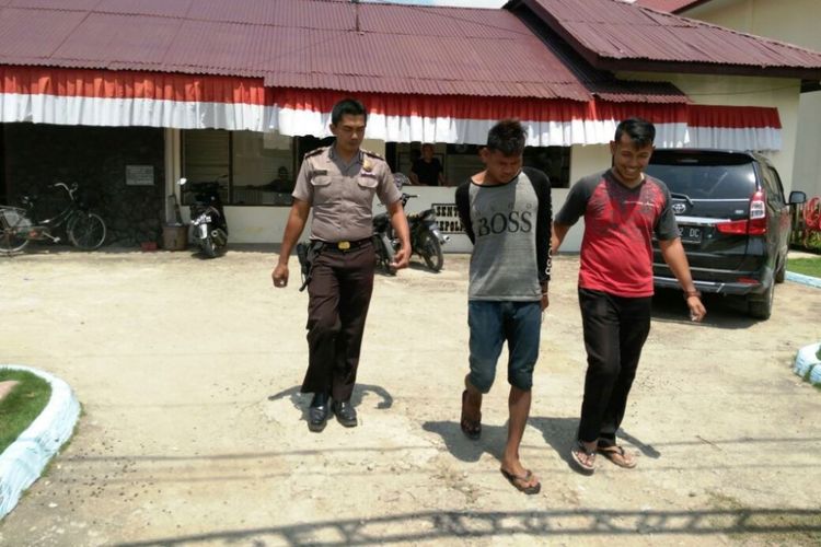 Polisi membawa tersangka penjambretan ke Mapolsek Tanah Luas, Aceh Utara, Selasa (26/9/2017)