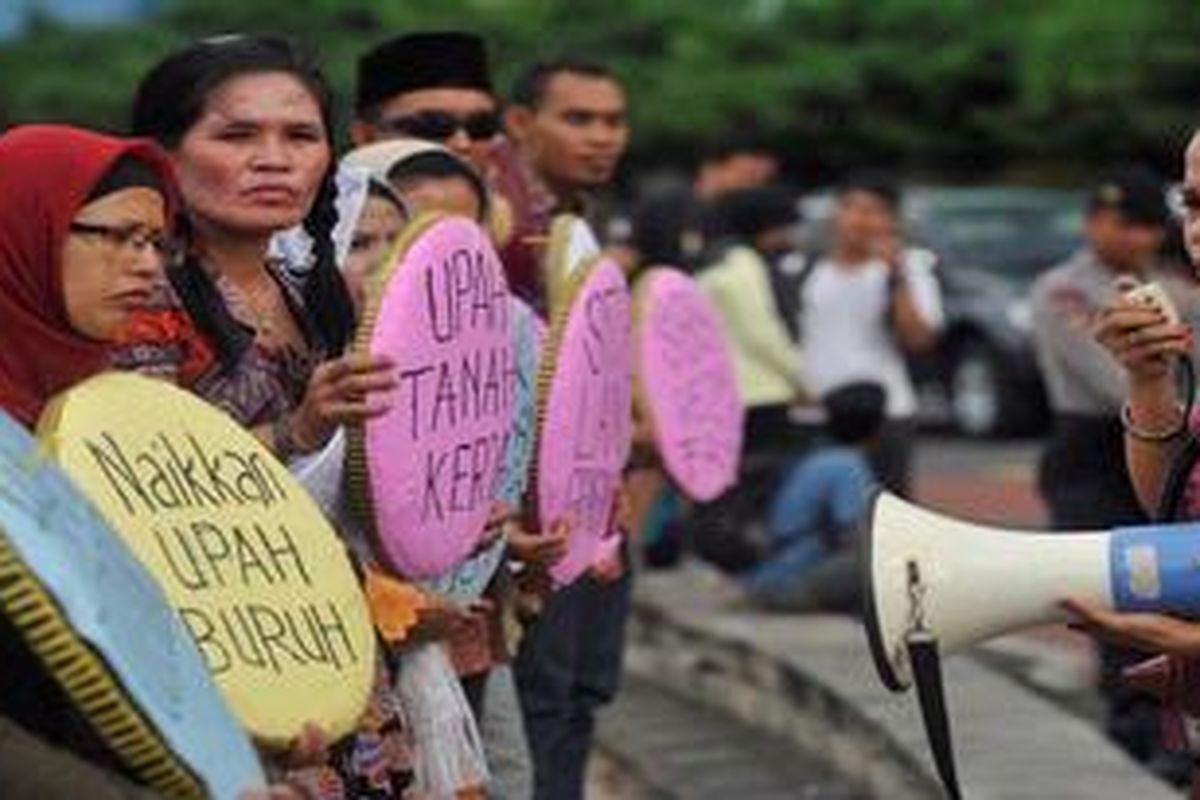 Buruh dari Gabungan Serikat Buruh Independen memeringati Hari Kartini dengan berunjuk rasa di Bundaran Hotel Indonesia, Jakarta, Minggu (21/4/2013).
